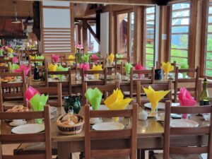 Salle-à-manger du Foyer de Charité de la Flatière face au Mont-Blanc