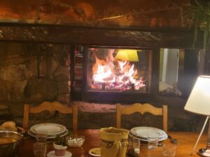 Feu dans la salle-à-manger du Foyer de Charité de la Flatière face au Mont-Blanc en hiver