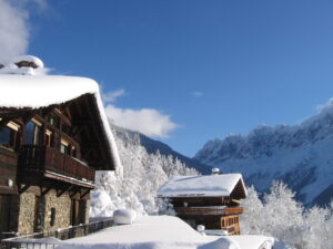 temps de ressourcement spirituel dans les Alpes au Foyer de Charité de la Flatière en hiver sous la neige face au Mont Blanc. Foyer de charité de la Flatière, à la montagne face au Mont Blanc. Membre de la communauté engagée à vie. Retraites spirituelles en silence. retraite spirituelle_Mont Blanc. Chamonix